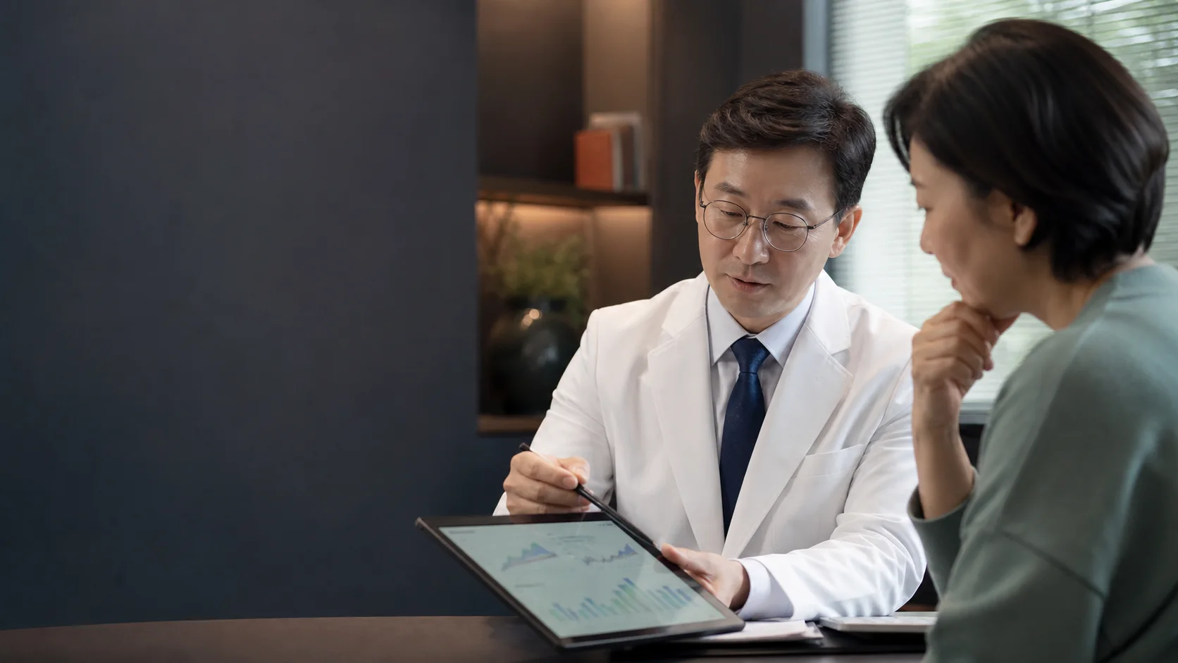 의료진이 환자와 혈당·갑상선 검사 결과를 상담하는 장면