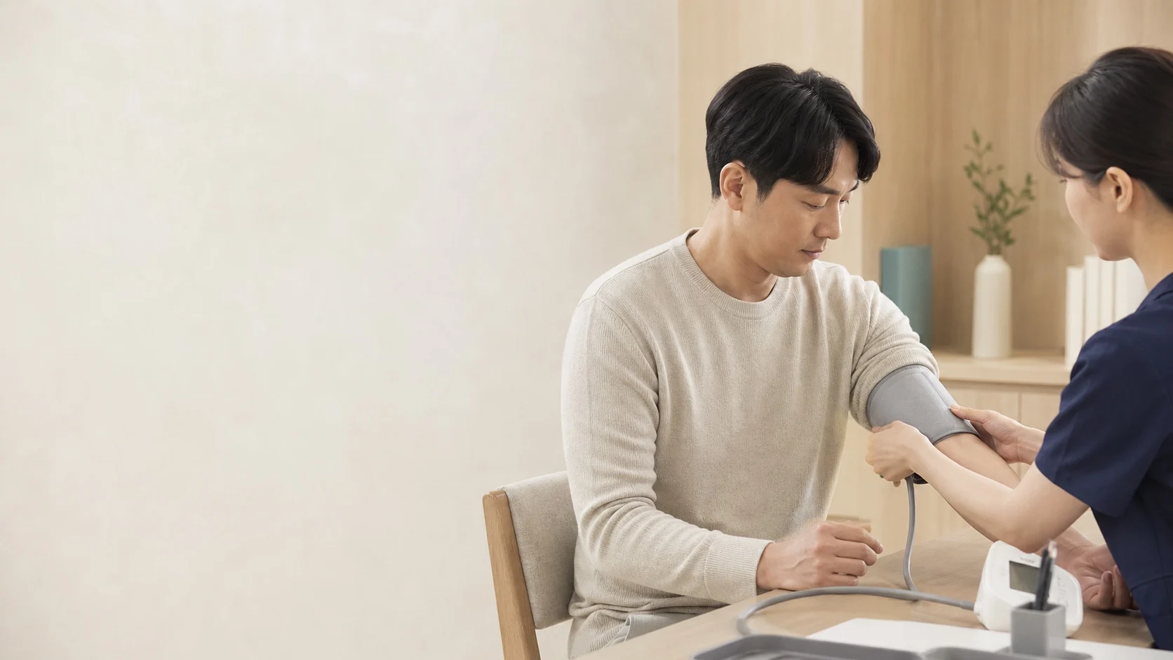 의료진이 건강검진 문진표를 확인하는 장면