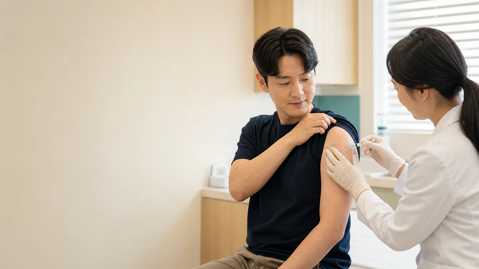 의료진이 성인 환자의 예방접종을 안전하게 준비하는 장면